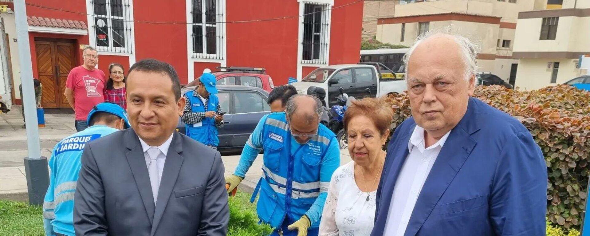 A la derecha, el embajador Ígor Románchenko junto a autoridades municipales en el Jardín de la Memoria - Sputnik Mundo, 1920, 10.05.2023