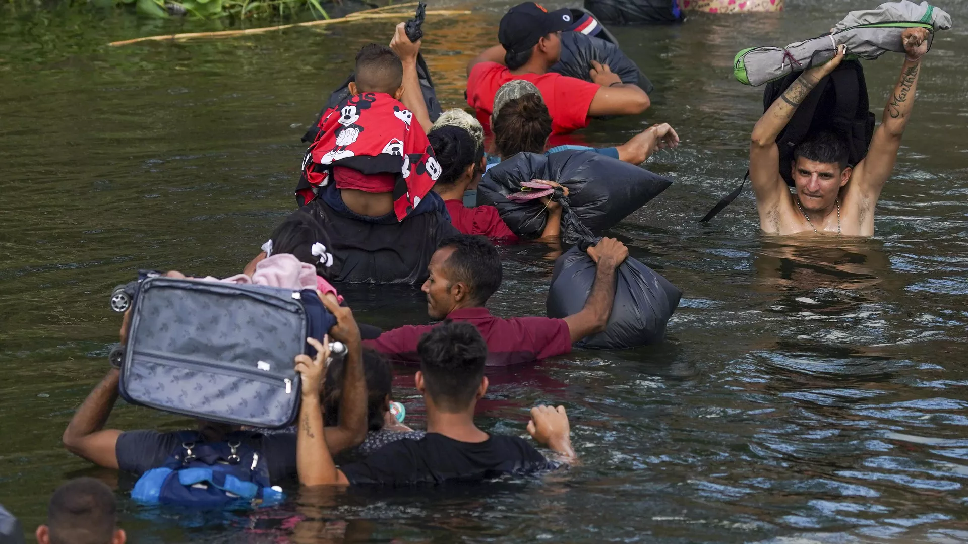 Migrantes cruzan el Río Bravo a unas horas de que venza el Título 42 - Sputnik Mundo, 1920, 08.12.2024