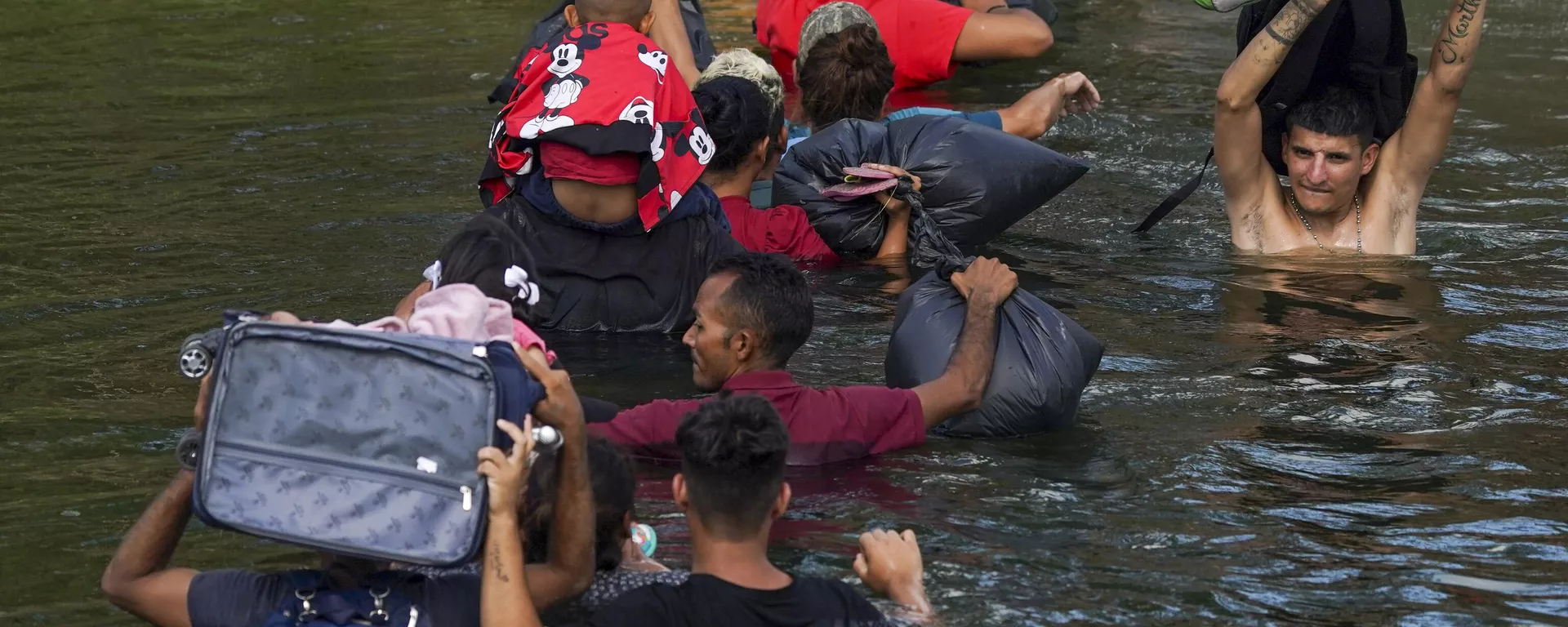 Migrantes cruzan el Río Bravo a unas horas de que venza el Título 42 - Sputnik Mundo, 1920, 08.12.2024