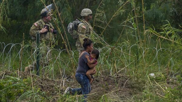 Una mujer cruzando la frontera entre México y EEUU en Matamoros, Tamaulipas. - Sputnik Mundo