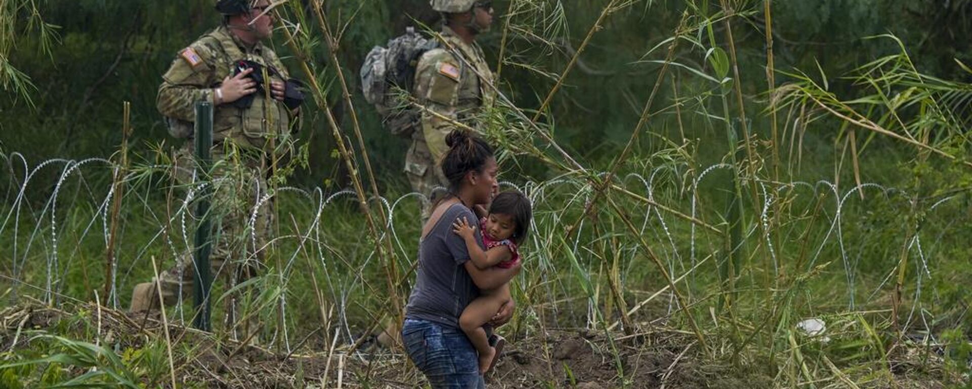 Una mujer cruza la frontera entre México y EEUU en Matamoros, Tamaulipas. - Sputnik Mundo, 1920, 04.06.2024