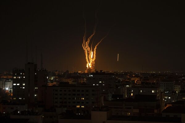 El lanzamiento de un cohete contra Israel desde la Franja de Gaza. - Sputnik Mundo