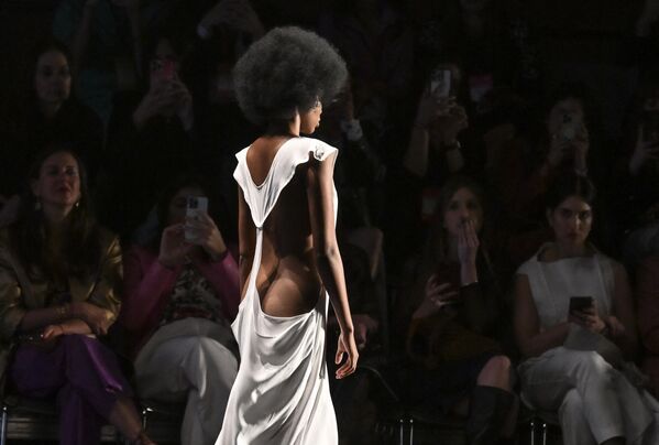 Una modelo en el desfile de Colombian Sostenibles en la Semana de la Moda de Bogotá, Colombia. - Sputnik Mundo