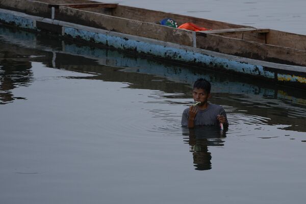 Un migrante se cepilla los dientes en el río Turquesa, en Bajo Chiquito, Panamá. - Sputnik Mundo