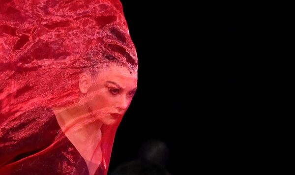 La gimnasta rusa Lala Kramarenko actúa en la gala del equipo nacional ruso de gimnasia rítmica en Moscú. - Sputnik Mundo