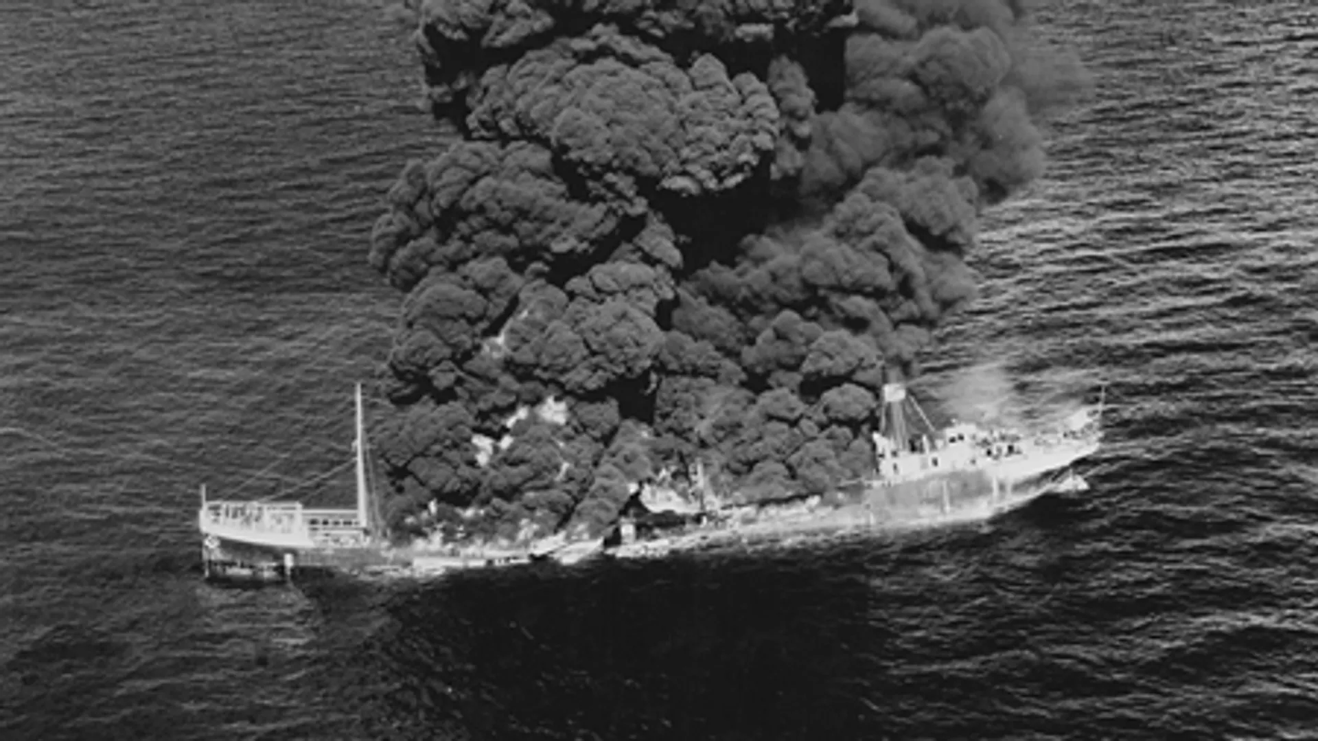 El buque mexicano Potrero del Llano arde en llamas luego de ser atacado por un submarino alemán en mayo de 1942.