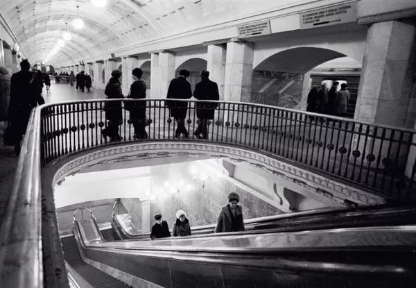 En los años de posguerra, el metro se desarrolló rápidamente. En 1954 se finalizó la línea Koltsevaya (Circular), con 12 estaciones y 20 km de longitud. Un viaje por la línea dura aproximadamente media hora. En la foto: el cambio de línea a la estación Prospect Mira del metro de Moscú. En los años de posguerra, el metro se desarrolló rápidamente. En 1954 se finalizó la línea Koltsevaya (Circular), con 12 estaciones y 20 km de longitud. Un viaje por la línea dura aproximadamente media hora. En la foto: el cambio de línea a la estación Prospect Mira del metro de Moscú. - Sputnik Mundo