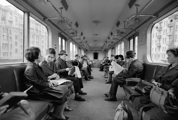 Pasajeros del metro de Moscú en un vagón en 1981. Pasajeros del metro de Moscú en un vagón en 1981. - Sputnik Mundo