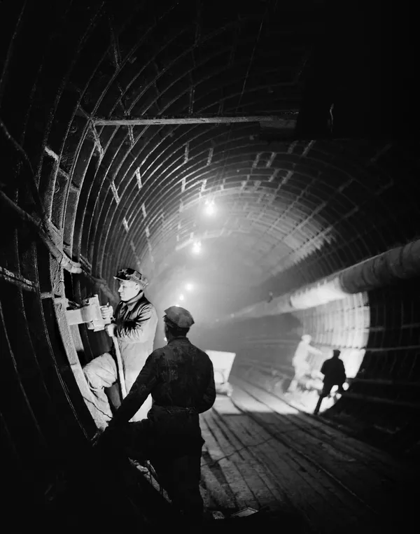 Durante mucho tiempo, la línea de metro más larga de Moscú fue Arbatsko-Pokróvskaya con una longitud de 45 km. Consta de 22 estaciones, que pueden recorrerse en 65 minutos. La construcción de la línea comenzó en 1938. En la foto: construcción de la línea de metro Arbatsko-Pokróvskaya en Moscú. Durante mucho tiempo, la línea de metro más larga de Moscú fue Arbatsko-Pokróvskaya con una longitud de 45 km. Consta de 22 estaciones, que pueden recorrerse en 65 minutos. La construcción de la línea comenzó en 1938. En la foto: construcción de la línea de metro Arbatsko-Pokróvskaya en Moscú. - Sputnik Mundo