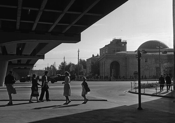 La primera línea de metro de la capital rusa, Sokólnicheskaya, incluía 13 estaciones en 1935 y viajaba de Sokólniki a Park Kulturi, con un ramal a Smolénskaya en la estación de Ojotni Riad. Su longitud era de 11 km. Un viaje de Sokólniki a Park Kulturi o Smolénskaya duraba unos 20 minutos, mientras que el mismo trayecto en tranvía llevaba más de dos horas. - Sputnik Mundo