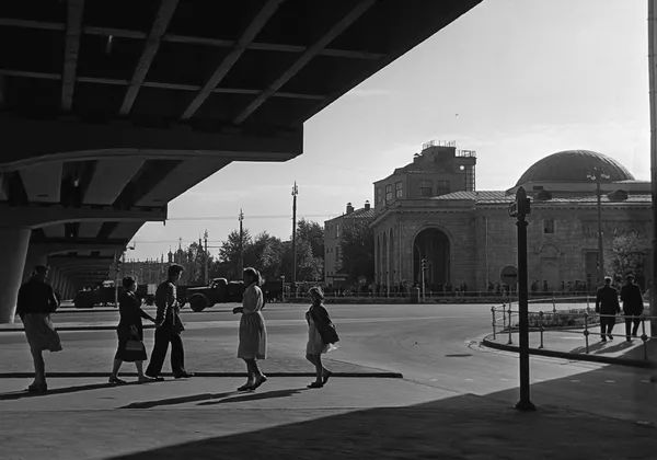 La primera línea de metro de la capital rusa, Sokólnicheskaya, incluía 13 estaciones en 1935 y viajaba de Sokólniki a Park Kulturi, con un ramal a Smolénskaya en la estación de Ojotni Riad. Su longitud era de 11 km. Un viaje de Sokólniki a Park Kulturi o Smolénskaya duraba unos 20 minutos, mientras que el mismo trayecto en tranvía llevaba más de dos horas. La primera línea de metro de la capital rusa, Sokólnicheskaya, incluía 13 estaciones en 1935 y viajaba de Sokólniki a Park Kulturi, con un ramal a Smolénskaya en la estación de Ojotni Riad. Su longitud era de 11 km. Un viaje de Sokólniki a Park Kulturi o Smolénskaya duraba unos 20 minutos, mientras que el mismo trayecto en tranvía llevaba más de dos horas. - Sputnik Mundo