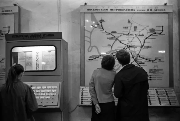 El metro de Moscú se desarrolla rápidamente: se construyen nuevas líneas, se adquieren trenes modernos y se mejoran los servicios a los pasajeros. En la foto: pasajeros estudiando el esquema de las líneas del metro de Moscú, 1968. El metro de Moscú se desarrolla rápidamente: se construyen nuevas líneas, se adquieren trenes modernos y se mejoran los servicios a los pasajeros. En la foto: pasajeros estudiando el esquema de las líneas del metro de Moscú, 1968. - Sputnik Mundo