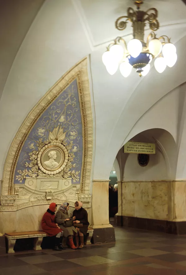 El metro de Moscú se considera el más bello del mundo. Muchas de las estaciones fueron decoradas por famosos arquitectos, artistas y escultores soviéticos con el uso de valiosos materiales naturales.En la foto: la estación Tagánskaya, estación de la Línea Koltsevaya que se inauguró en 1950. Los pilones del vestíbulo central están revestidos de mármol claro y decorados con lienzos que representan a soldados del Ejército soviético. El suelo está revestido de granito rojo y gris. El metro de Moscú se considera el más bello del mundo. Muchas de las estaciones fueron decoradas por famosos arquitectos, artistas y escultores soviéticos con el uso de valiosos materiales naturales.En la foto: la estación Tagánskaya, estación de la Línea Koltsevaya que se inauguró en 1950. Los pilones del vestíbulo central están revestidos de mármol claro y decorados con lienzos que representan a soldados del Ejército soviético. El suelo está revestido de granito rojo y gris. - Sputnik Mundo