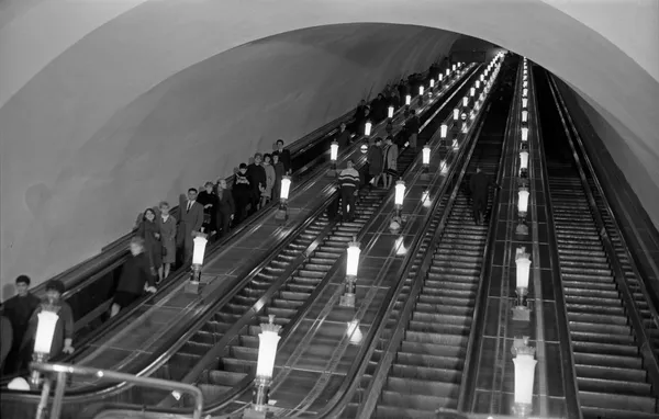 Muchas estaciones del metro de Moscú tienen más de 60 m de profundidad, y la más profunda, Park Pobedi, tiene 84 m. En la foto: unas escaleras mecánicas de la estación Komsomólskaya del metro de Moscú en 1967. Muchas estaciones del metro de Moscú tienen más de 60 m de profundidad, y la más profunda, Park Pobedi, tiene 84 m. En la foto: unas escaleras mecánicas de la estación Komsomólskaya del metro de Moscú en 1967. - Sputnik Mundo