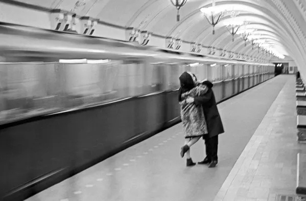 El 1 de marzo de 2023 entrará en pleno funcionamiento la Gran Línea Circular, la línea de circunvalación más larga del mundo. Tiene 70 km de longitud y el trayecto dura 90 minutos. En la foto: una pareja espera el último tren del día en el metro de Moscú, 1965. El 1 de marzo de 2023 entrará en pleno funcionamiento la Gran Línea Circular, la línea de circunvalación más larga del mundo. Tiene 70 km de longitud y el trayecto dura 90 minutos. En la foto: una pareja espera el último tren del día en el metro de Moscú, 1965. - Sputnik Mundo