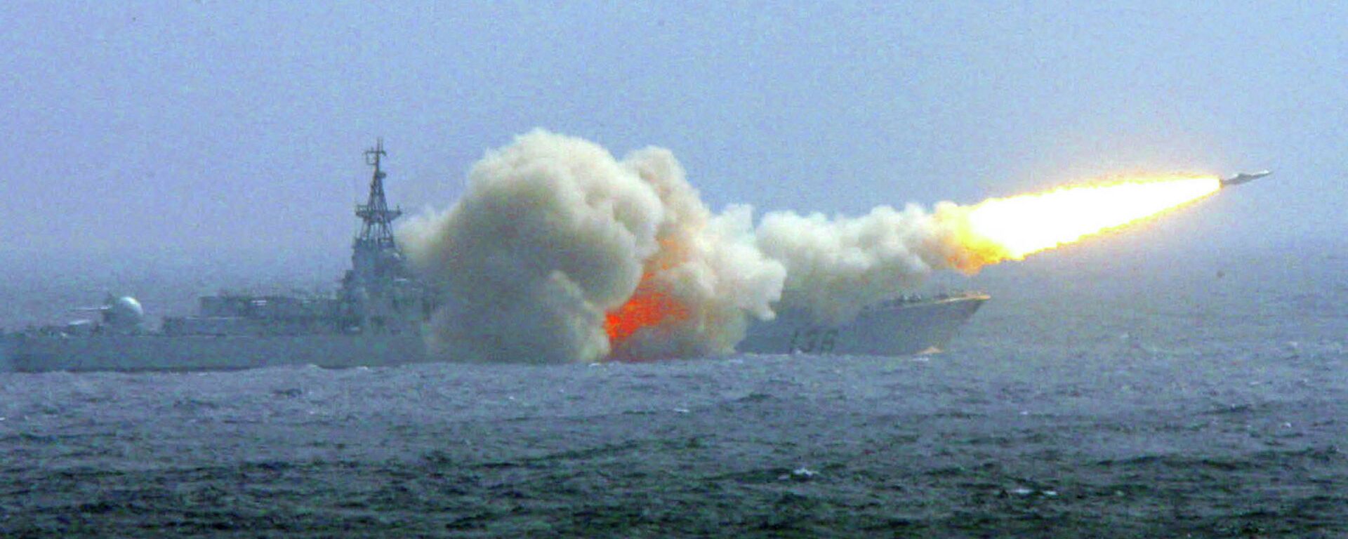 Un destructor de la Armada china lanza un misil durante unas maniobras en el Mar de China Meridional (archivo) - Sputnik Mundo, 1920, 15.05.2023