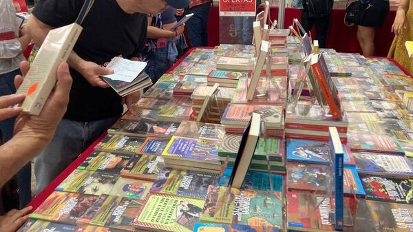 Remate de libros celebrado en abril de 2023 en el Monumento a la Revolución de la Ciudad de México - Sputnik Mundo