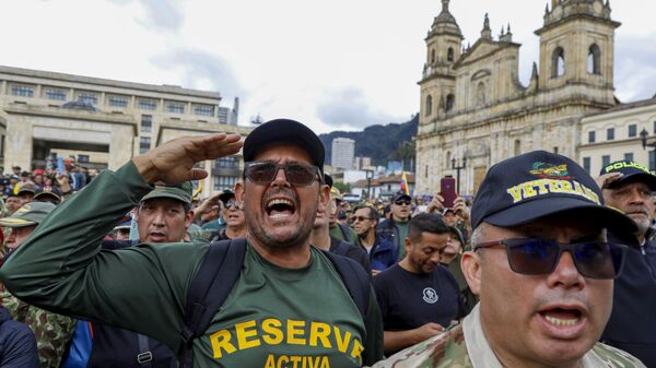 Protesta de reservistas y fuerzas públicas en retiro de Colombia, en la plaza Bolívar de Bogotá - Sputnik Mundo