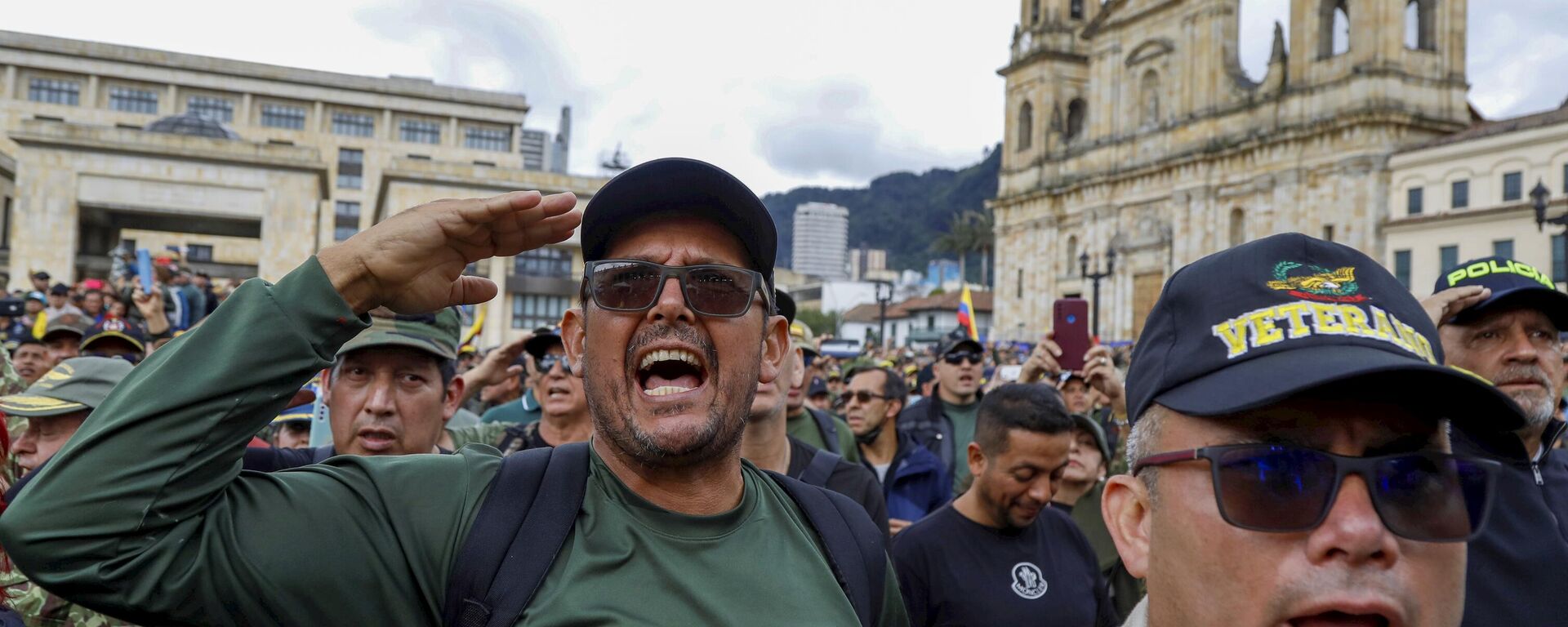 Protesta de reservistas y fuerzas públicas en retiro de Colombia, en la plaza Bolívar de Bogotá - Sputnik Mundo, 1920, 16.05.2023