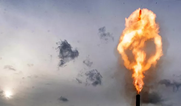 Los proyectiles del Tyulpan pesan entre 130 y 230 kg y penetran en estructuras de hormigón de hasta tres metros de grosor. En la foto: un Tyulpan de calibre 240 mm disparado en dirección de Jersón. - Sputnik Mundo
