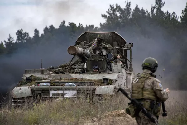 Por primera vez, el mortero Tyulpan fue empleado por las tropas soviéticas durante la guerra de Afganistán. En la foto: tripulación del Tyulpan avanzando hacia una posición en la región de Jersón. - Sputnik Mundo
