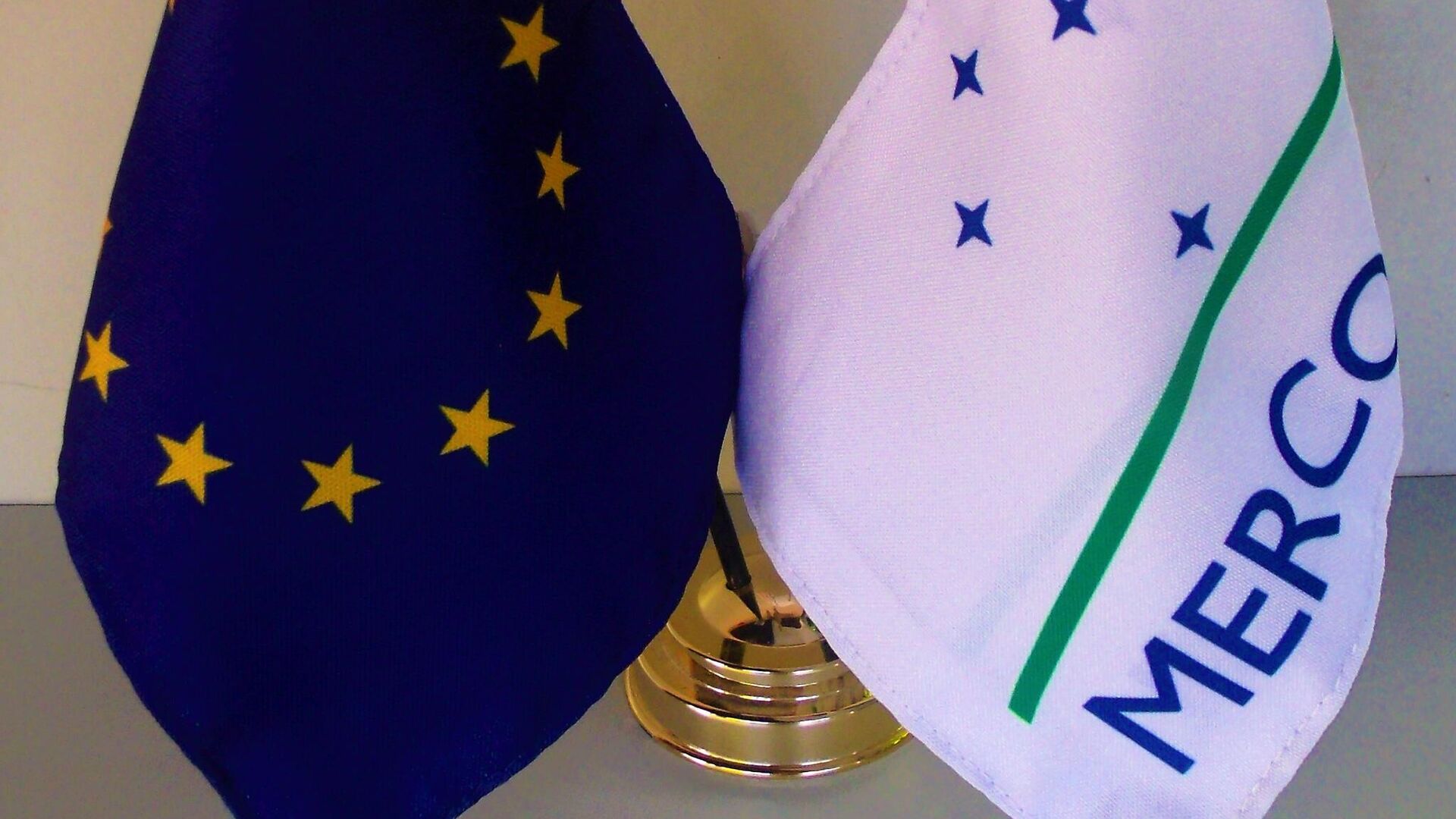 Las banderas de la UE y de Mercosur Las banderas de la UE y de Mercosur - Sputnik Mundo, 1920, 10.01.2026
