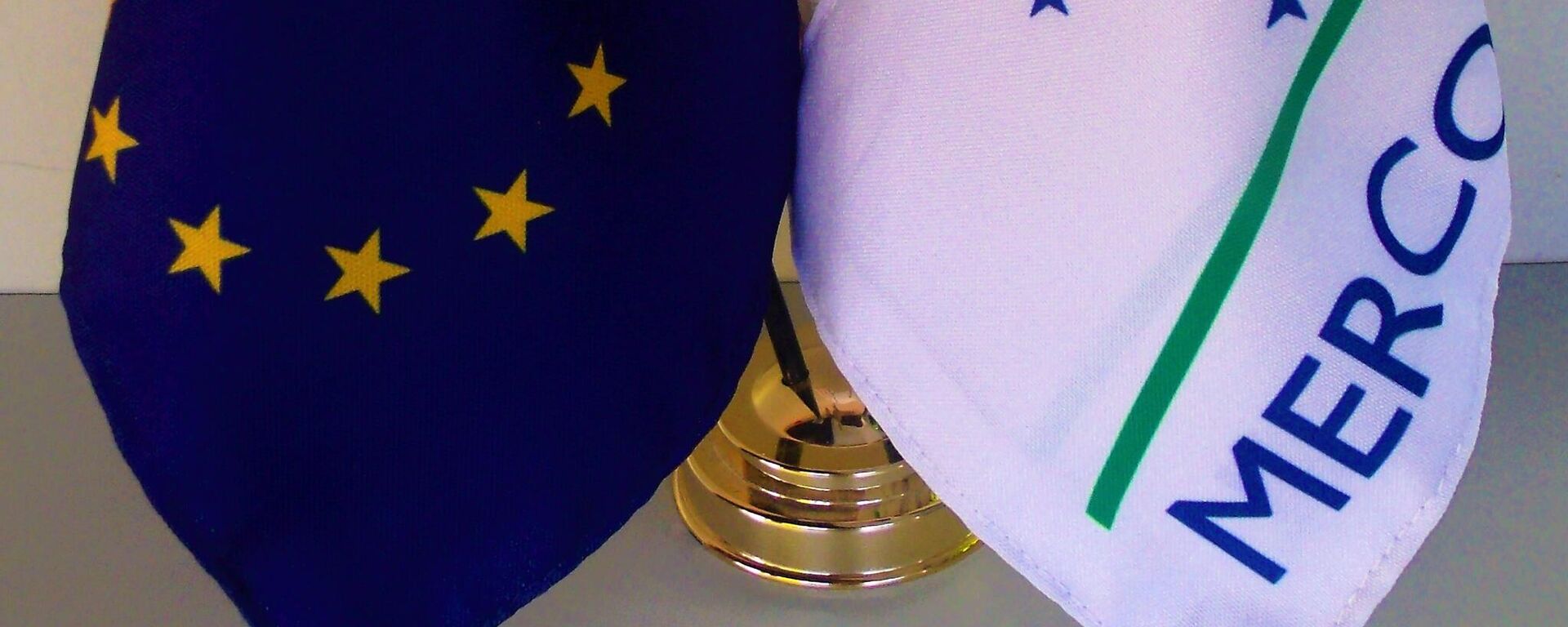 Las banderas de la UE y de Mercosur - Sputnik Mundo, 1920, 09.04.2025