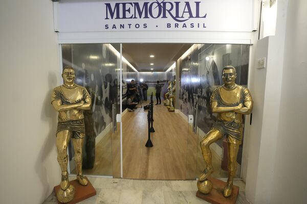 Pelé debutó con el FC Santos en 1956 y desarrolló allí la mayor parte de su carrera hasta 1974, además de marcar 77 goles con la selección nacional. En la foto: estatua de Pelé a la entrada del mausoleo. - Sputnik Mundo