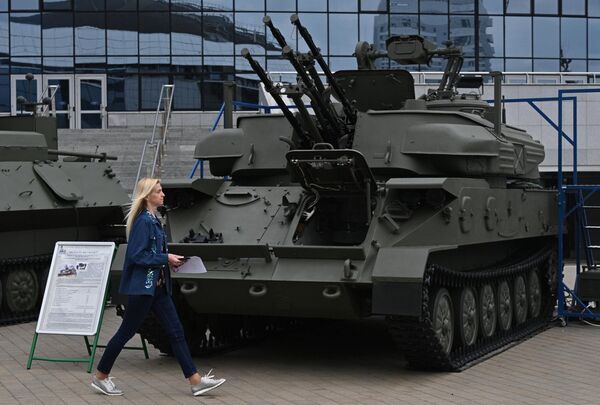 Otro desarrollo bielorruso es el sistema antiaéreo mejorado ZSU-23-4 Shilka. El vehículo está diseñado para combatir objetivos aéreos de bajo vuelo, incluidos los drones. Su alcance es de hasta 2,5 km, y puede abatir objetivos a una altitud de hasta 1,5 km con una velocidad máxima del objetivo de 1.620 km/h. - Sputnik Mundo