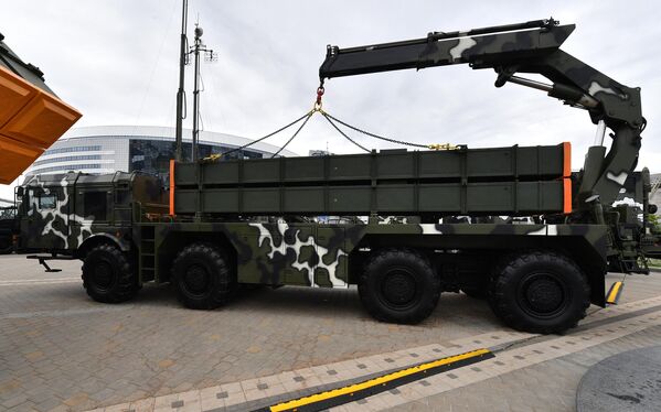 Una de las innovaciones más interesantes del complejo industrial militar bielorruso en los últimos años es el sistema lanzacohetes múltiple Polonez, que no tiene nada que envidiar a los mejores análogos extranjeros. Polonez, dependiendo de su modificación, es capaz de lanzar simultáneamente ocho cohetes con un alcance de 50 a 300 km. - Sputnik Mundo