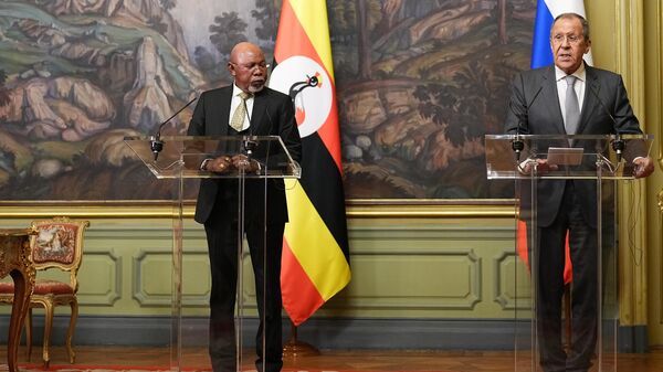 Jeje Odongo, ministro de Asuntos Exteriores de Uganda y Serguéi Lavron, ministro ruso de Asuntos Exteriores ruso en una rueda de prensa conjunta tras su reunión en Moscú. - Sputnik Mundo