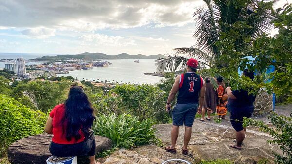 Varias personas miran hacia el mar desde la Vierge du Pacifique en Noumea, el 19 de mayo de 2023, tras el terremoto que sacudió la isla.  - Sputnik Mundo