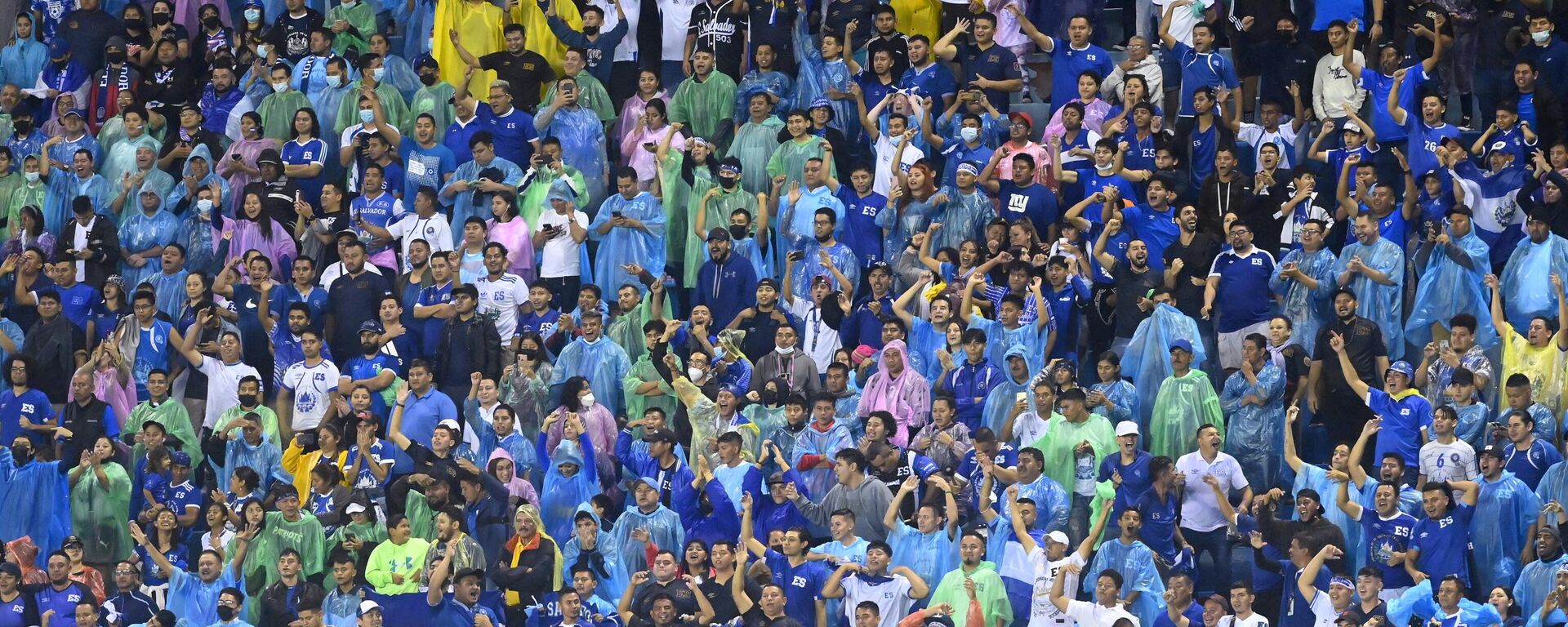 Aficionados de El Salvador durante el partido de fútbol de la Concacaf Nations League entre El Salvador y EEUU en el estadio Cuscatlán, en 2022. (Imagen referencial) - Sputnik Mundo, 1920, 21.05.2023