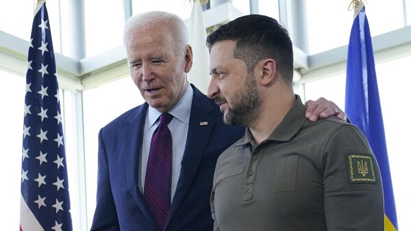 El presidente de EEUU, Joe Biden, y el presidente de Ucrania, Volodímir Zelenski, antes de una sesión de trabajo sobre Ucrania durante la Cumbre de Líderes del G7 en Hiroshima, el 21 de mayo de 2023. - Sputnik Mundo