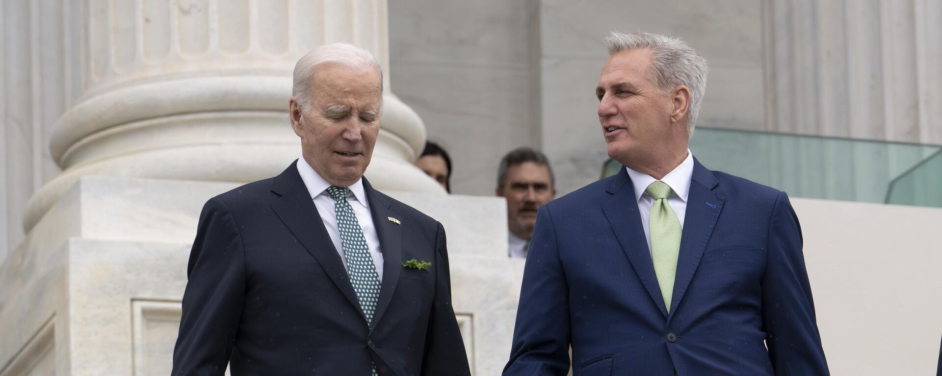 El presidente de EEUU, Joe Biden, y el presidente de la Cámara de Representantes, Kevin McCarthy, republicano de California, el 17 de marzo de 2023 - Sputnik Mundo, 1920, 27.05.2023