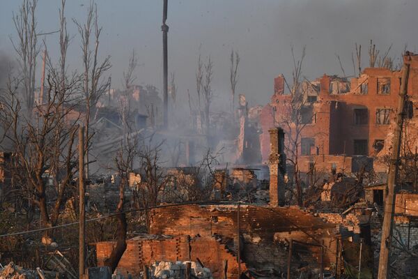 Los combates en Artiómovsk duraron 224 días. A lo largo de este tiempo, la ciudad, cuyas zonas residenciales fueron utilizadas por los militares ucranianos como fortificaciones, fue destruida casi por completo. - Sputnik Mundo