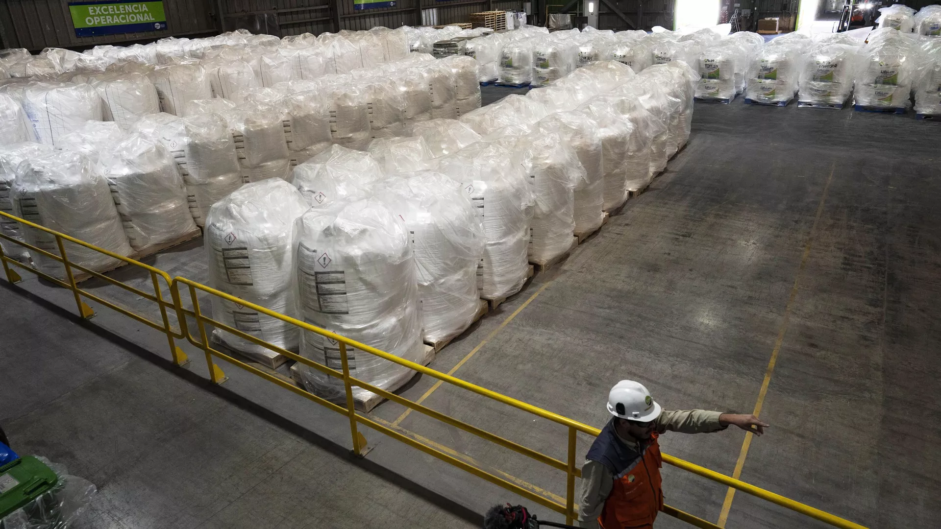 Un trabajador camina junto a sacos de litio listos para exportar en la planta procesadora de SQM en Antofagasta, Chile, el 19 de abril de 2023. Un trabajador camina junto a sacos de litio listos para exportar en la planta procesadora de SQM en Antofagasta, Chile, el 19 de abril de 2023. - Sputnik Mundo, 1920, 06.07.2023