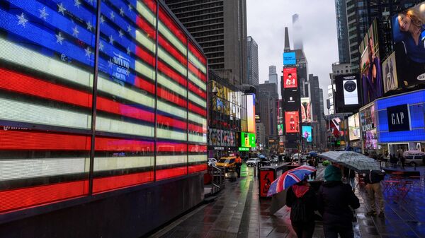 Gente con paraguas camina por Times Square durante un día lluvioso el 19 de enero de 2023 en Nueva York - Sputnik Mundo