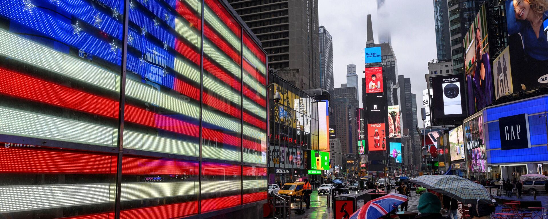 Gente con paraguas camina por Times Square durante un día lluvioso el 19 de enero de 2023 en Nueva York - Sputnik Mundo, 1920, 07.01.2024