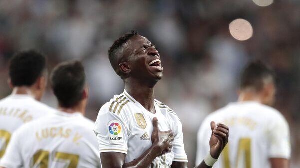 Vinicius Jr. del Real Madrid celebra el primer gol durante el partido de la Liga española de fútbol entre el Real Madrid y el Osasuna en el estadio Santiago Bernabéu en Madrid, España. - Sputnik Mundo