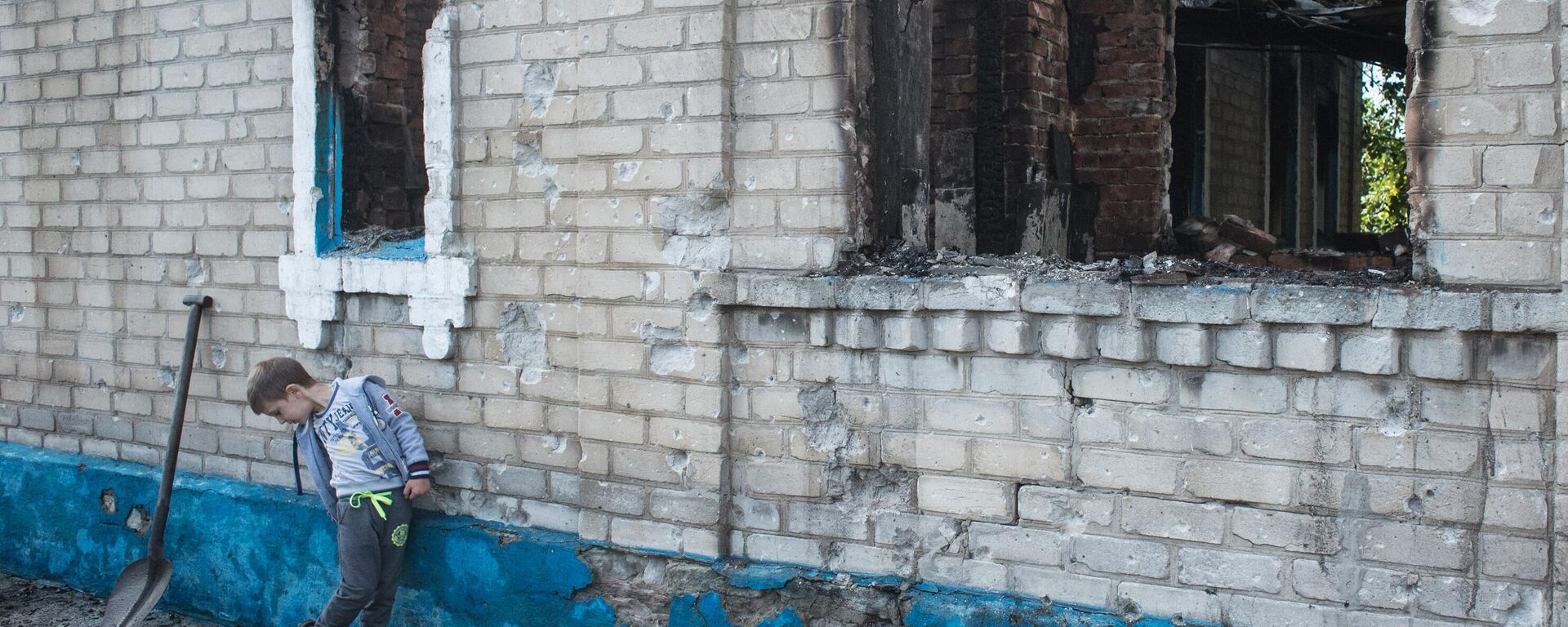 Un niño cerca de una casa destruida por los bombardeos en la región de Donetsk (imagen referencial) - Sputnik Mundo, 1920, 31.01.2024