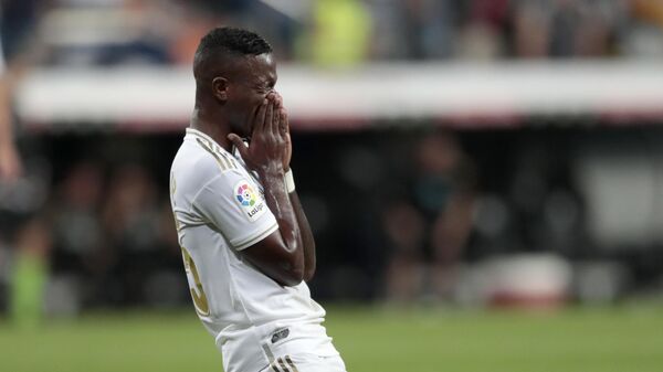 Vinicius Jr. del Real Madrid celebra el primer gol durante el partido de la Liga española de fútbol entre el Real Madrid y el Osasuna en el estadio Santiago Bernabéu en Madrid, España - Sputnik Mundo