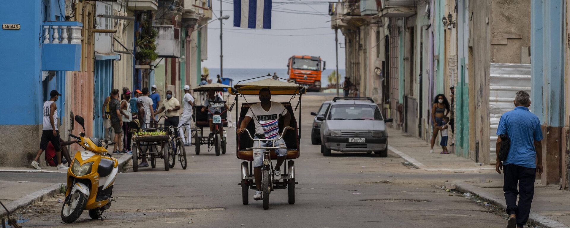 Un hombre monta en un bicitaxi por las calles de La Habana, Cuba - Sputnik Mundo, 1920, 29.06.2024