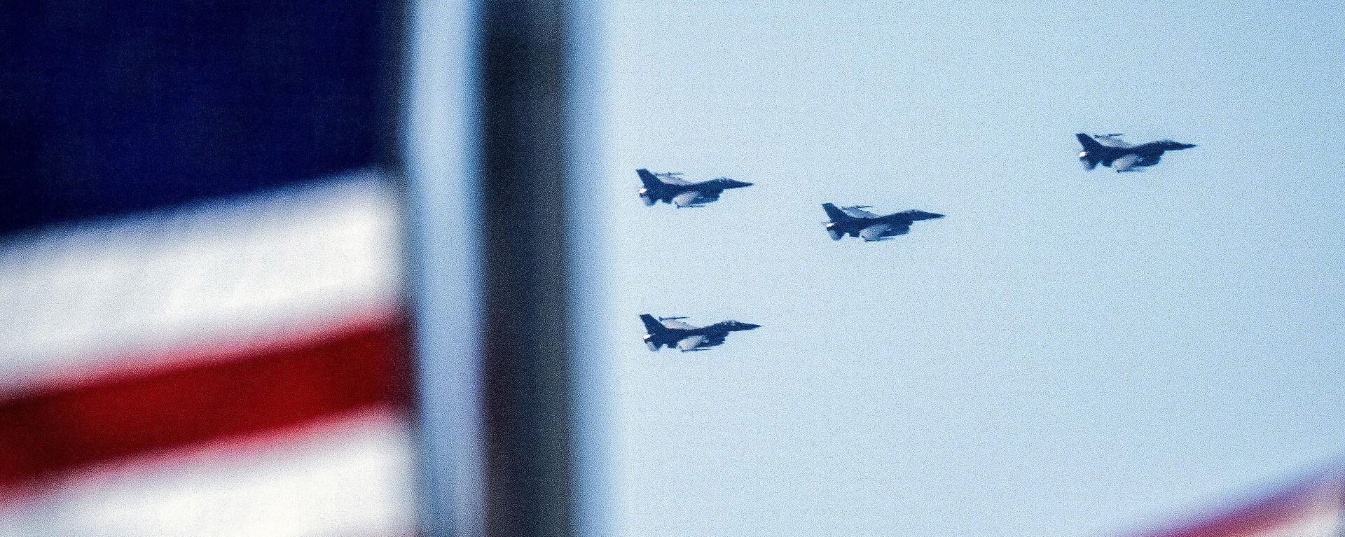 Un grupo de aviones F-16 volando por el Park Stadium en Washington - Sputnik Mundo, 1920, 26.07.2024