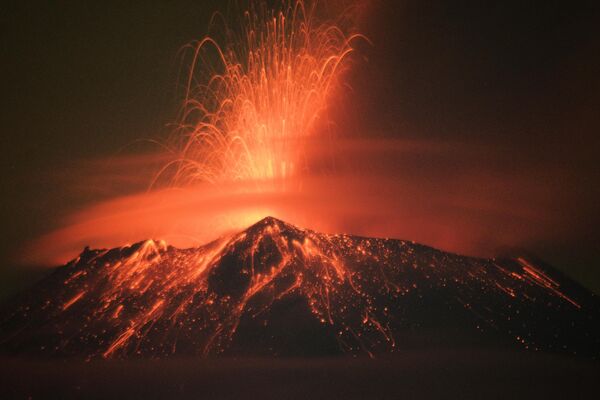 El Popocatépetl es el segundo volcán más grande y activo de México. Su nombre significa 'montaña humeante' en náhuatl. El Popocatépetl es el segundo volcán más grande y activo de México. Su nombre significa 'montaña humeante' en náhuatl. - Sputnik Mundo