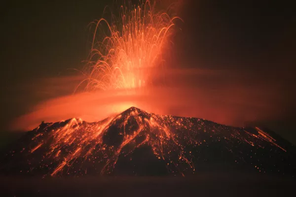 El Popocatépetl es el segundo volcán más grande y activo de México. Su nombre significa 'montaña humeante' en náhuatl. El Popocatépetl es el segundo volcán más grande y activo de México. Su nombre significa 'montaña humeante' en náhuatl. - Sputnik Mundo