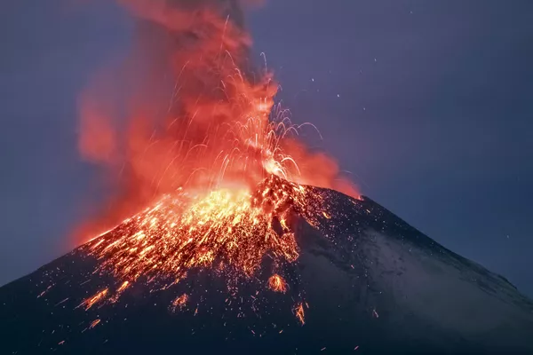 En México, el peligroso volcán Popocatépetl, a solo 50 km de la capital, vuelve a estar activo tras una breve pausa. En México, el peligroso volcán Popocatépetl, a solo 50 km de la capital, vuelve a estar activo tras una breve pausa. - Sputnik Mundo