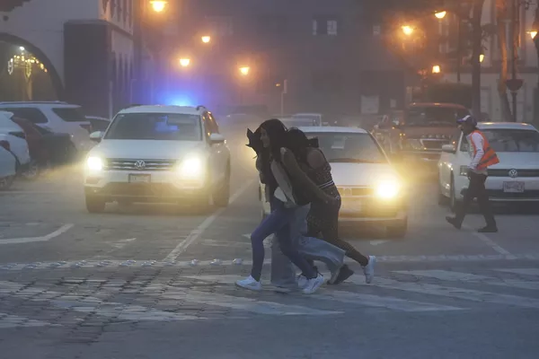 Люди на покрытой пеплом улице после извержения вулкана Попокатепетль в Мексике Люди на покрытой пеплом улице после извержения вулкана Попокатепетль в Мексике