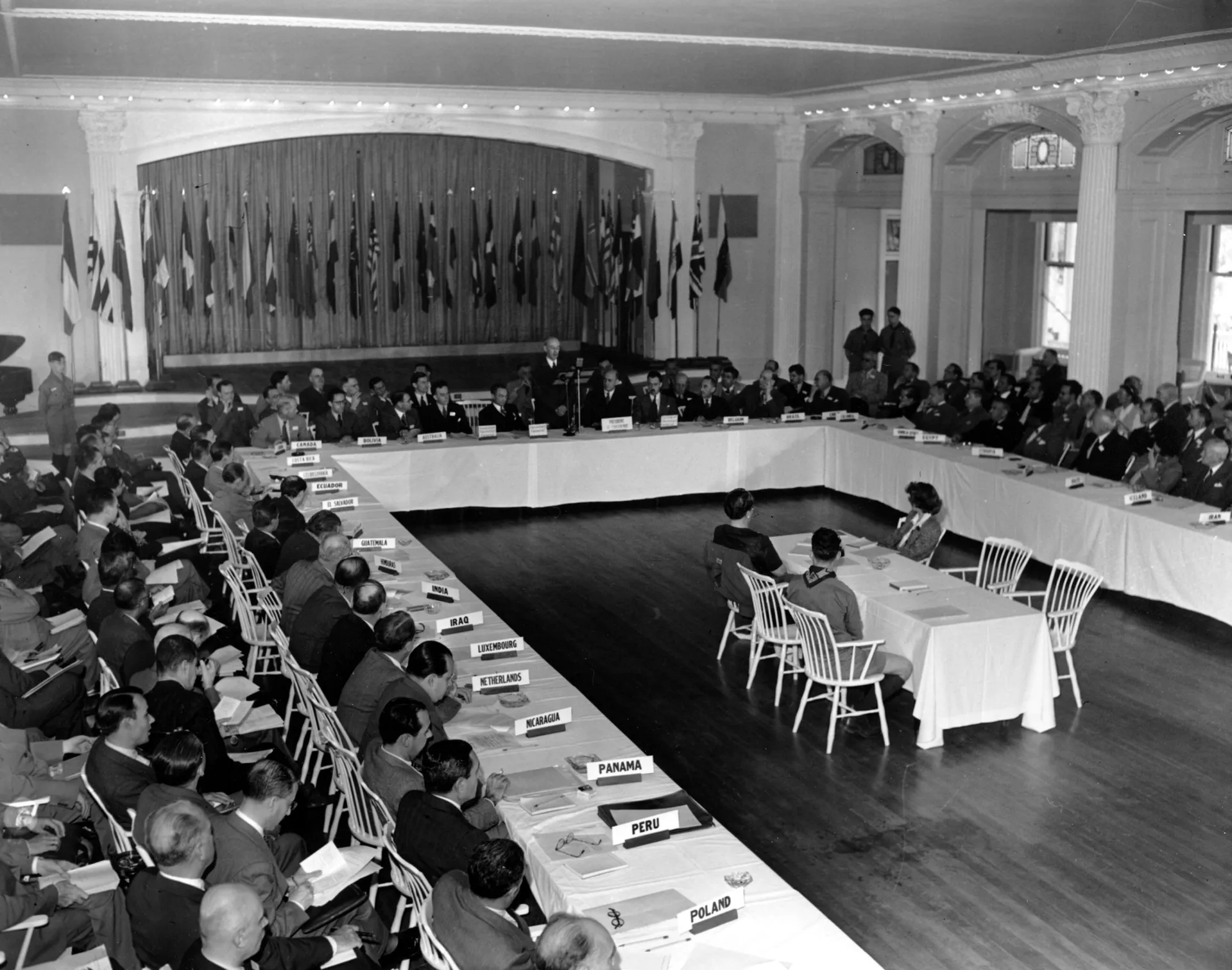 Los participantes en la conferencia de Bretton Woods en el Hotel Mount Washington, 1944 Los participantes en la conferencia de Bretton Woods en el Hotel Mount Washington, 1944 - Sputnik Mundo, 1920, 23.05.2023