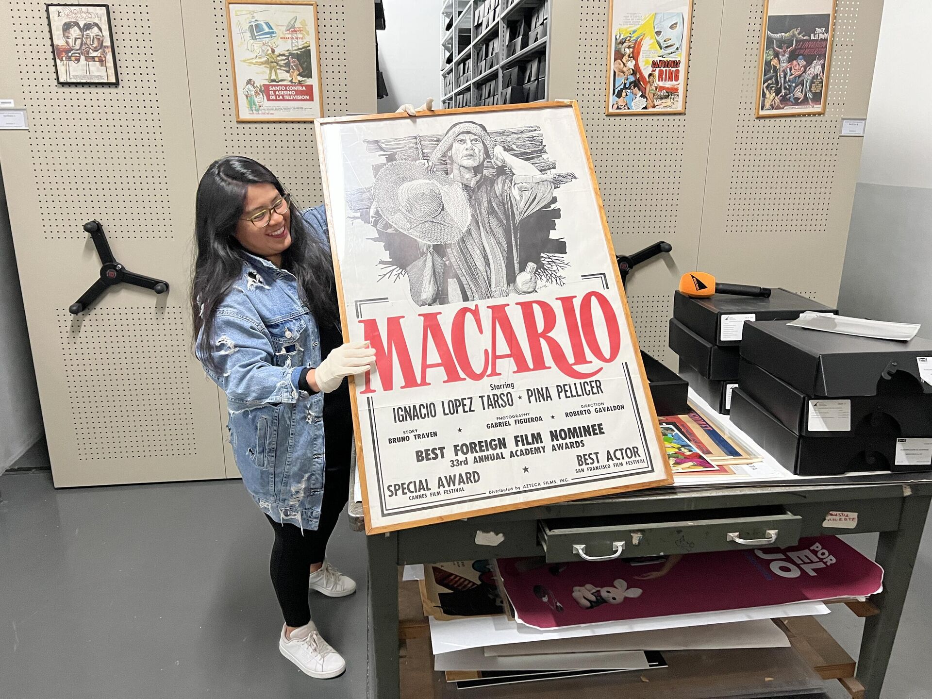 Mezli Silva, coordinadora del Acervo Cinematográfico del IMCINE, exhibe afiche internacional de Macario Mezli Silva, coordinadora del Acervo Cinematográfico del IMCINE, exhibe afiche internacional de Macario - Sputnik Mundo, 1920, 24.05.2023